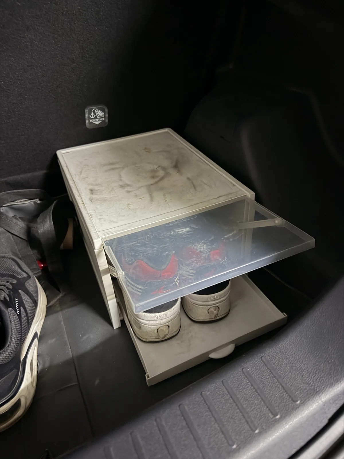 Container Sepatu Pintu Depan