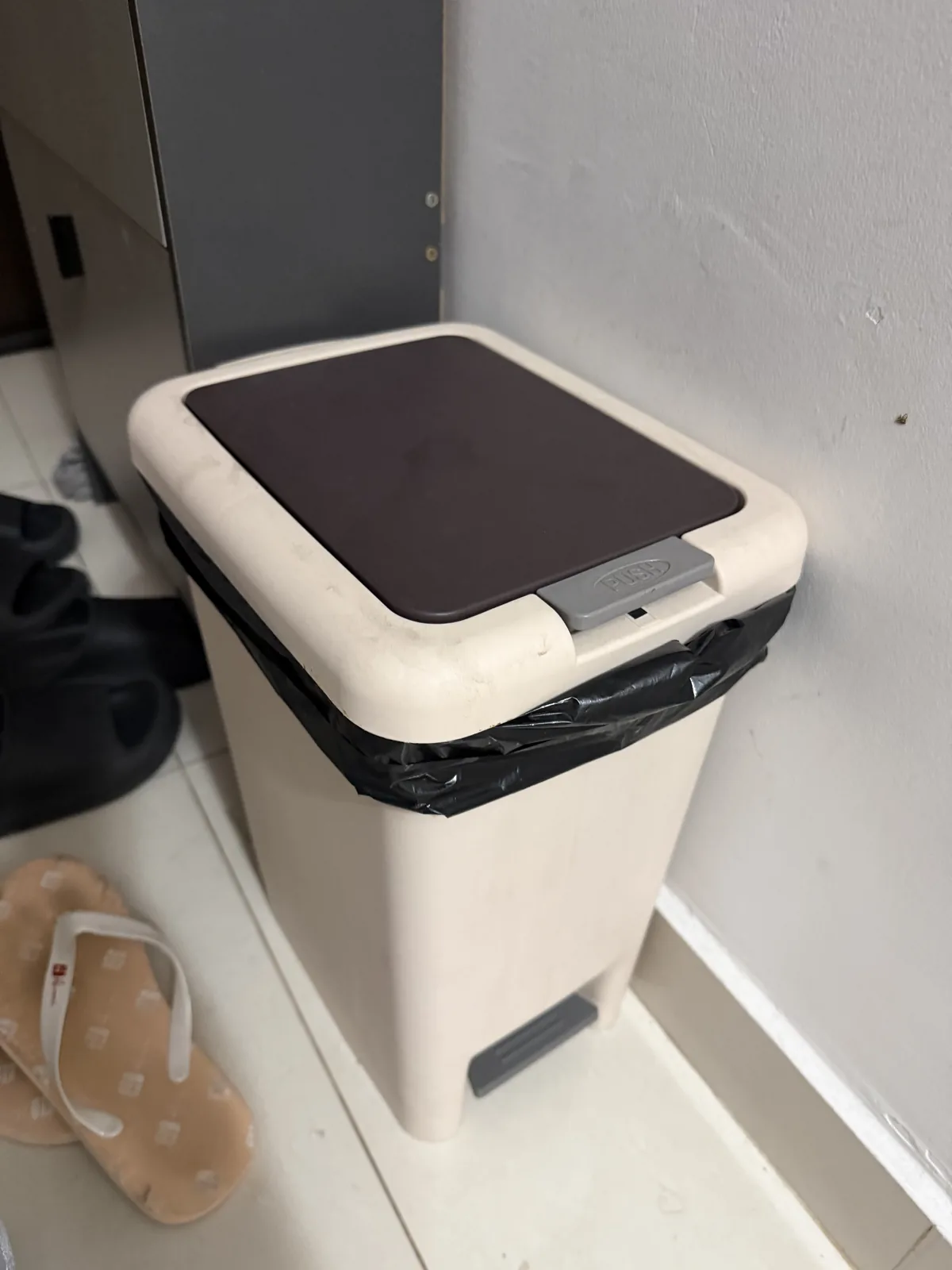 Tempat Sampah Injak