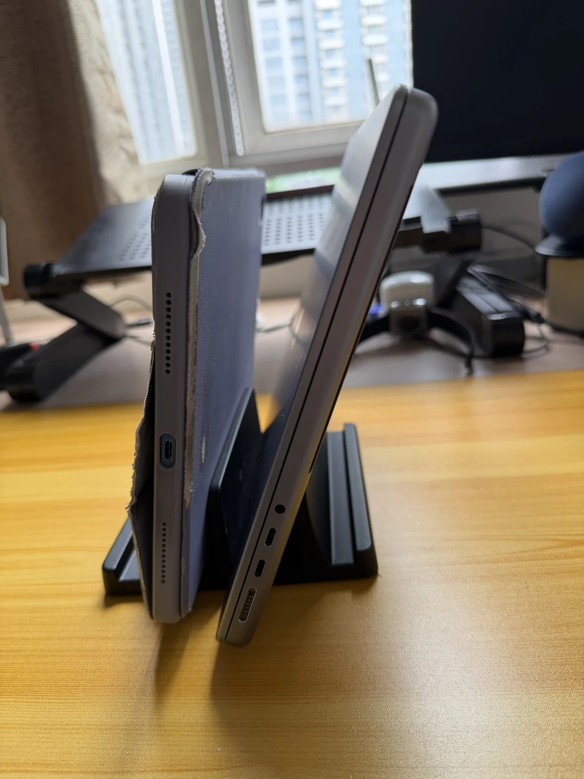 Stand Laptop Vertikal 2 Slot