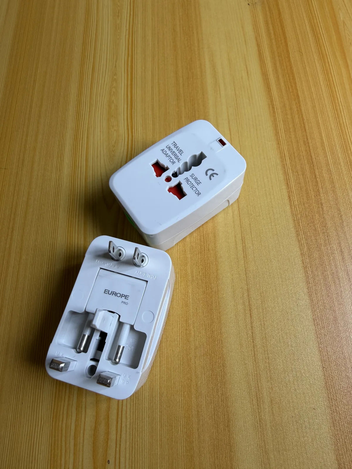 Travel Adapter Universal + Surge Protector (2 buah)